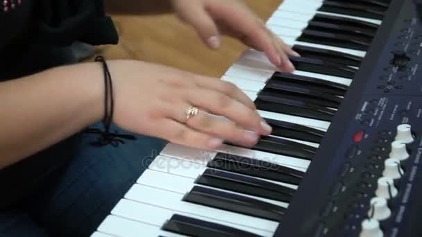 Νεαρή γυναίκα που παίζει πιάνο — Αρχείο Βίντεο