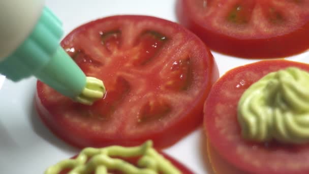 Cocinar exprime la salsa en tomates picados — Vídeo de stock