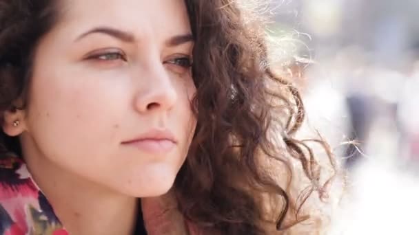 Jovem mulher olha atenciosamente para a distância — Vídeo de Stock