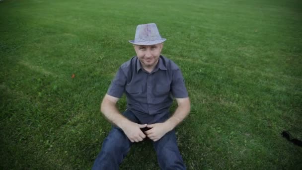 Young man in a hat shows thumbs up — Stock Video