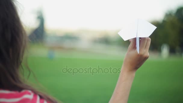Mujer sosteniendo un avión de papel — Vídeo de stock