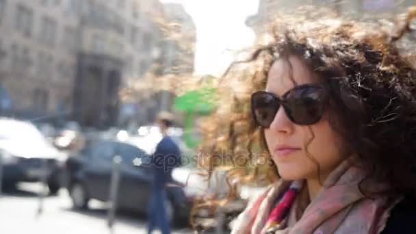 Красивая молодая женщина в солнечных очках в городе — стоковое видео