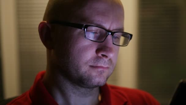Człowiek w okularach działa na tablecie — Wideo stockowe