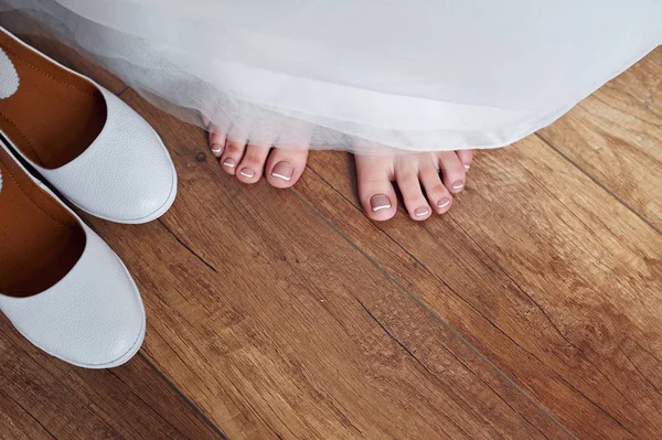 白い花嫁靴と裸足の花嫁 — ストック写真