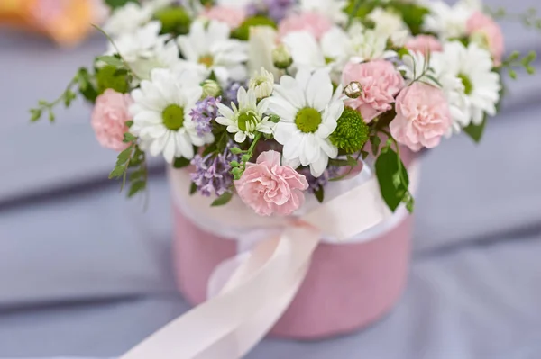 Bouquet da sposa nel cestino sul tavolo — Foto Stock