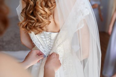 Nedime yardımcı bir gelin elbise giyinmek