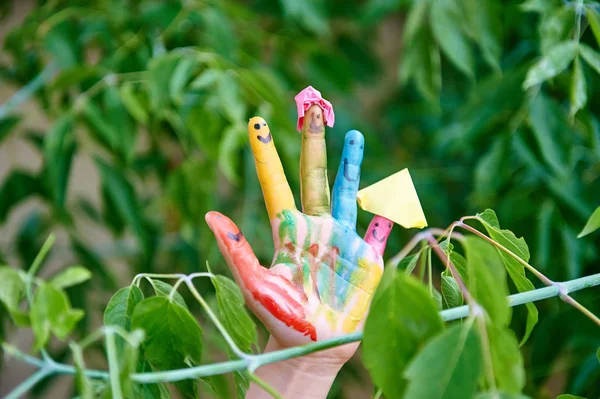 Childs hand geschilderd in verschillende kleuren — Stockfoto