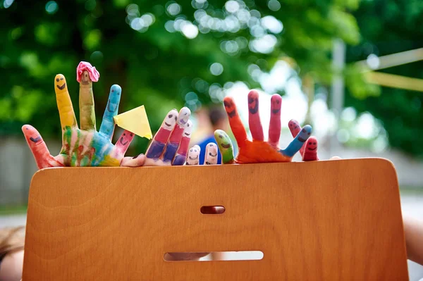 五彩斑斓的儿童画彩色的手指 — 图库照片