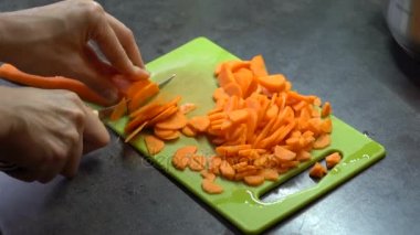aşçı havuç tahtada keser.