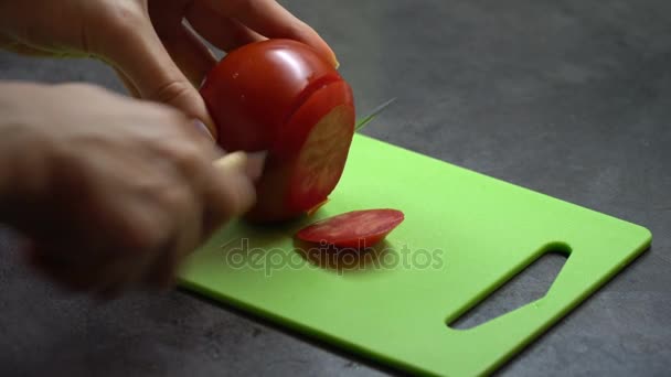 シェフは、ボードにトマトをカットします。 — ストック動画