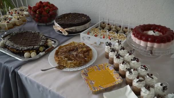 Mesa de boda con dulces para un banquete — Vídeos de Stock