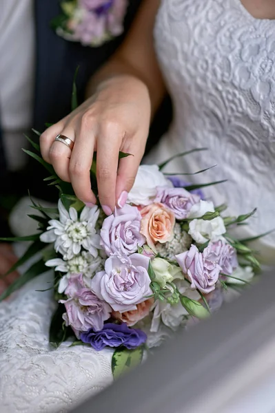 Βάλτε το χέρι της για τη γαμήλια ανθοδέσμη νύφη — Φωτογραφία Αρχείου