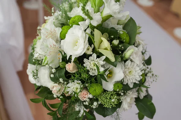 Buquê de flores brancas para decoração na cerimônia de casamento — Fotografia de Stock