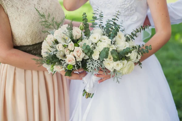 Damigella d'onore con mazzi di fiori — Foto Stock