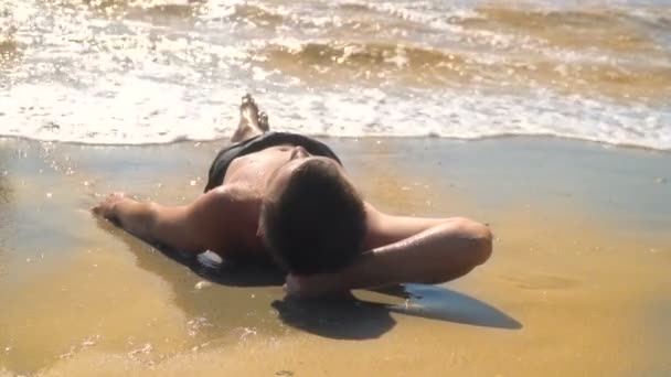 Jovem jaz em uma praia de areia junto ao mar — Vídeo de Stock