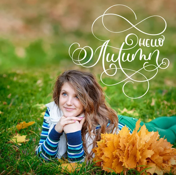 Hallo Herbst Kalligraphie Schriftzug Text. junges schönes Mädchen im Herbstpark mit einem Kranz aus gelben Blättern auf dem Kopf — Stockfoto