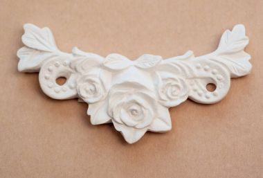 Duvardaki beyaz alçı kalıp