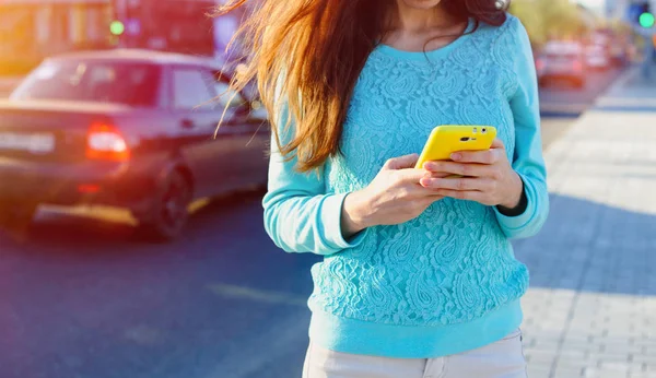 Mujer con mensaje de marcación telefónica — Foto de Stock