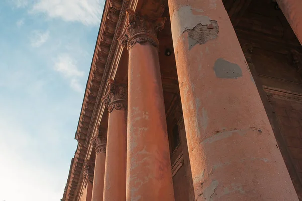 Colonnes architecturales sur le fond du ciel — Photo