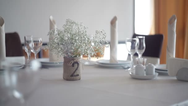 Tafel in restaurant voor een bruiloft diner geserveerd — Stockvideo