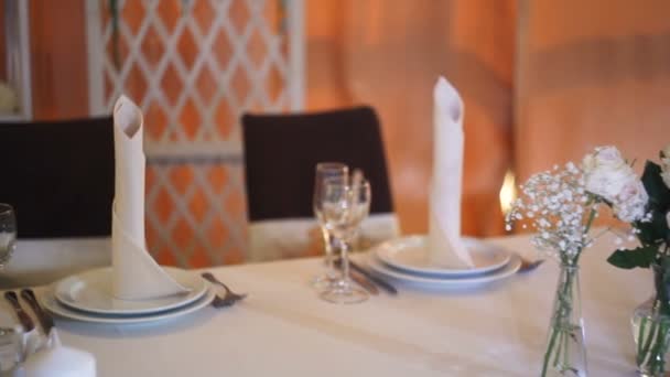 Table servie au restaurant pour un dîner de mariage — Video