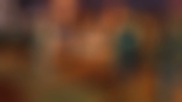 les gens marchent le long du remblai le long de la rivière 