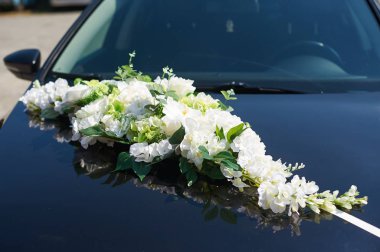 Araba gelin ve damat düğün çiçekleri ile süslenmiş