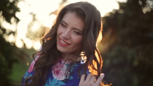 美しい若い女性が夕日に対してポーズ — ストック動画