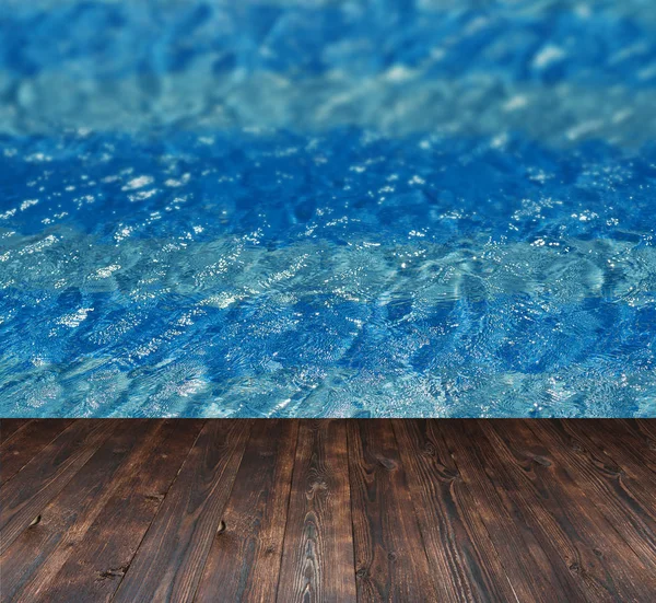 Textura da água na piscina e lugar para texto sobre um fundo de madeira — Fotografia de Stock