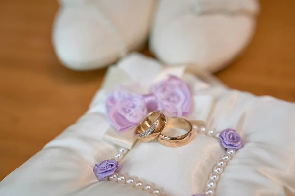 Zapatos de novia blancos y anillos de boda —  Fotos de Stock