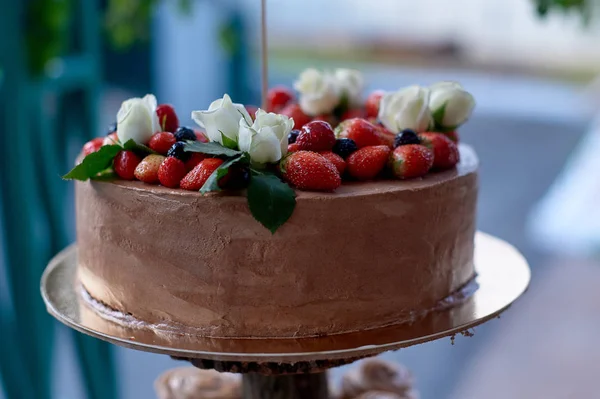Piękny tort weselny z truskawkami na statywie — Zdjęcie stockowe