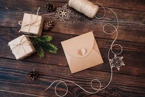 Moke επάνω σύνθεση χριστουγεννιάτικα δώρα και ξύλινα παιχνίδια σε φόντο ξύλινη — Φωτογραφία Αρχείου
