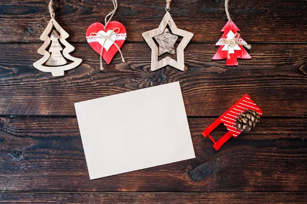 Mokcup Composición navideña de cajas de regalo y juguetes de madera sobre un fondo y lugar para el texto —  Fotos de Stock