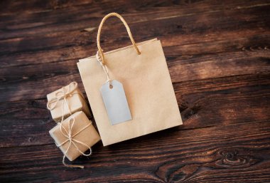 Mockup kraft kutu hediye kutusu ve tasarım, Web sitesi, arka plan için ahşap arka plan üzerinde paketini işlemek