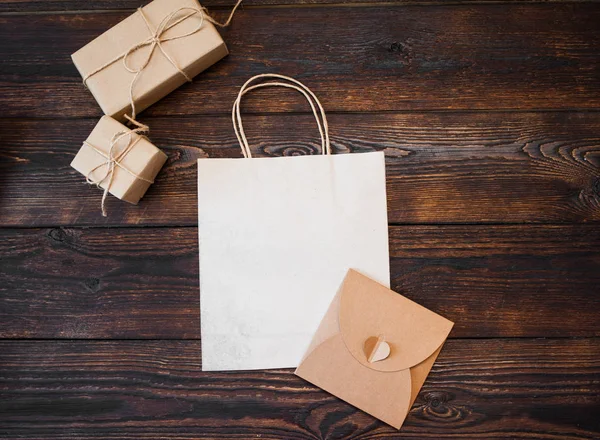 Mockup kraft geschenkdozen met pakket op houten achtergrond — Stockfoto