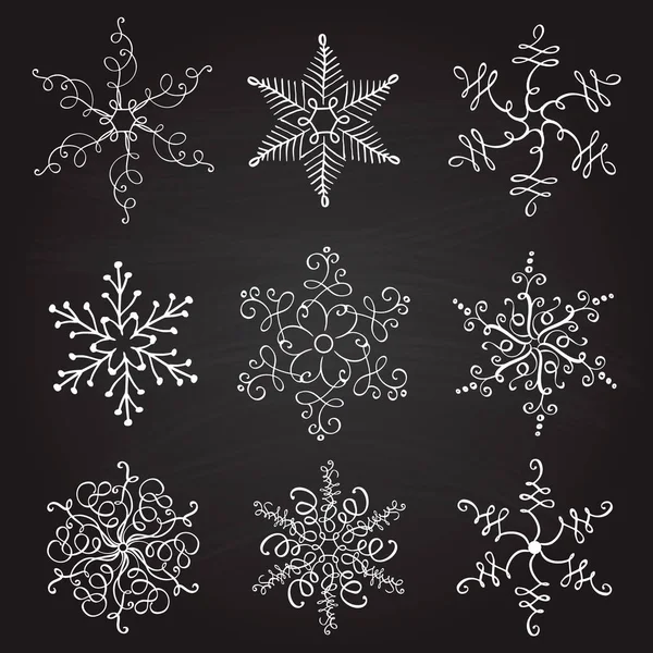 Set van negen vintage vector illustratie kerst sneeuwvlokken op schoolbord achtergrond. bloeien kalligrafische handgemaakte — Stockvector