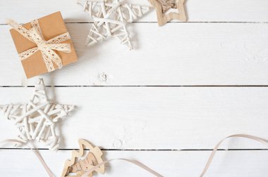mockup Noel kompozisyon. Noel hediyesi, ahşap beyaz arka plan üzerinde yıldız. Düz yatıyordu, en iyi görünümü