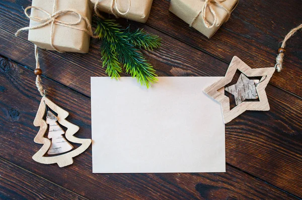 Elegante modello di branding per visualizzare le tue opere d'arte. Carino vintage Natale regali di Capodanno, stella, albero modello su sfondo di legno — Foto Stock