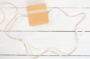 Kraft kağıdı ve kurdele, mockup metniniz için Beyaz ahşap zemin üzerinde Noel kutusu