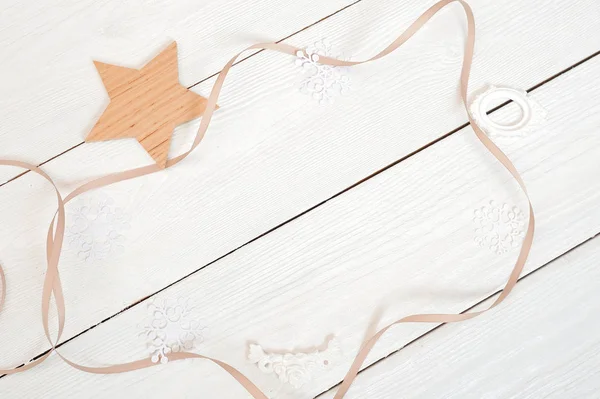 Stella di Natale, mockup su sfondo bianco in legno per il testo. Posa piatta, vista dall'alto — Foto Stock
