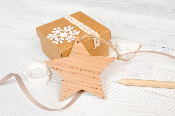 Christmas trä star tag med menyfliksområdet på en gåva bakgrund, mockup på vit trä bakgrund för din text — Stockfoto