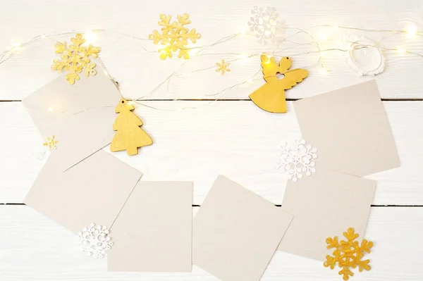 Um mockup de Natal, com um lugar para as tuas mensagens, postais. Deitado plano, vista superior — Fotografia de Stock