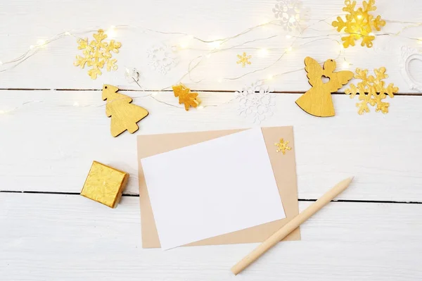 Jul bakgrund med plats för din text och gyllene julgran, garland och ängel på en vit trä bakgrund — Stockfoto