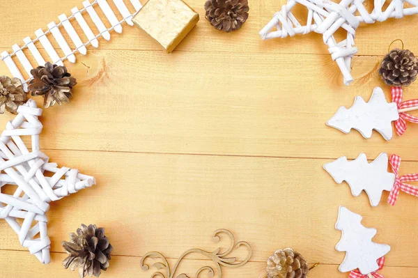 Fond de Noël avec place pour votre texte et arbre de Noël blanc et étoile sur un fond en bois doré. Pose plate, top vue photo maquette — Photo