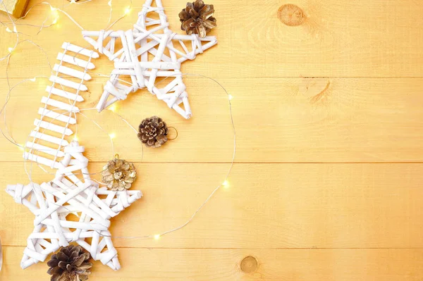 Fond de Noël avec place pour votre texte et arbre de Noël blanc et étoile sur un fond en bois doré. Pose plate, top vue photo maquette — Photo