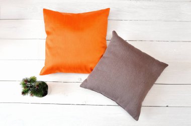 Beyaz ahşap zemin üzerinde iki yastık. Düz yatıyordu, en iyi görünümü fotoğraf mockup