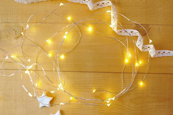 Jul bakgrund med plats för din text och vit julgran och stjärna på en guld trä bakgrund. Platt lekmanna, top Visa foto mockup — Stockfoto