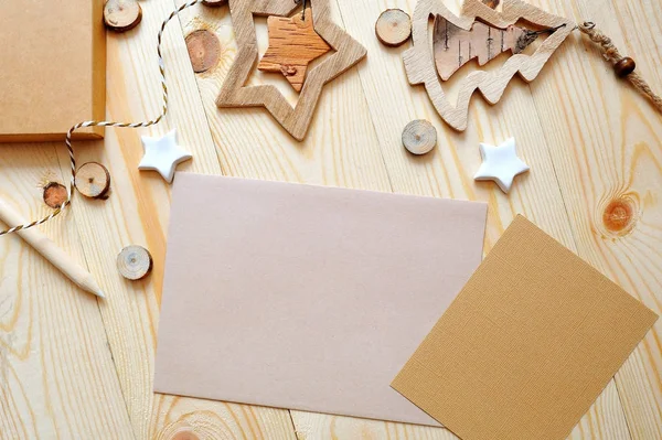 Weihnachten Hintergrund Kraftpapier mit Platz für Ihren Text und weißen Weihnachtsstern und Baum auf Holzgrund. flache Lage, Foto-Attrappe von oben — Stockfoto