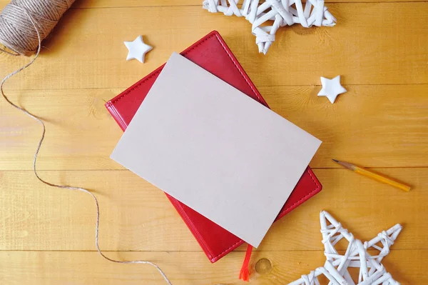 Foglio di carta kraft sfondo di Natale con posto per il testo e sfondo di legno stella di Natale bianco. Flat lay, vista dall'alto foto mockup — Foto Stock