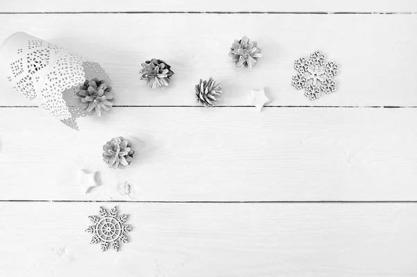 Χριστούγεννα κοροϊδεύω σε λευκό φόντο ξύλινη με νιφάδες χιονιού, ένα ελάφι και ένας κώνος. Επίπεδη lay, κορυφαία προβολή — Φωτογραφία Αρχείου